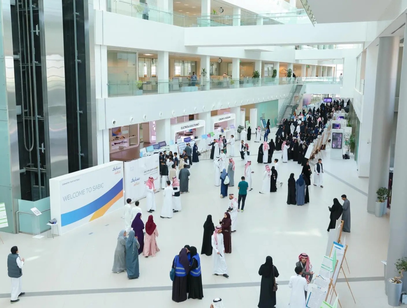 المسجلون في "إبداع 2026" يعرضون مشاريعهم العلمية في 16 منطقة تعليمية.