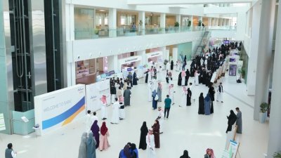 المسجلون في "إبداع 2026" يعرضون مشاريعهم العلمية في 16 منطقة تعليمية.